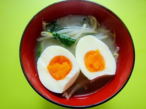 ゆで卵ともやし小松菜の味噌汁
